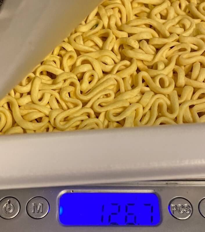ラッキーマヨネーズおかき味油そばの麺の画像