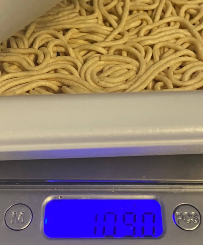 サッポロ一番お好みソース味焼そば焼き牡蠣風味のお湯を入れる前の麺