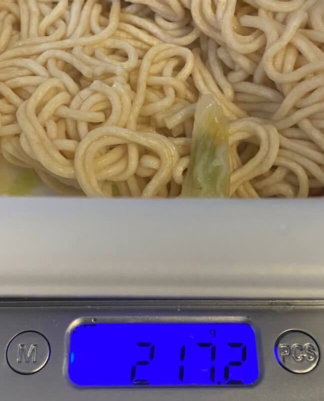 サッポロ一番お好みソース味焼そば焼き牡蠣風味の湯切り後の麺