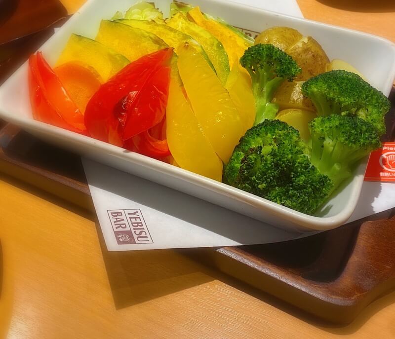 ヱビスバー飲み放題付きのコース料理の一品バーニャカウダーの写真