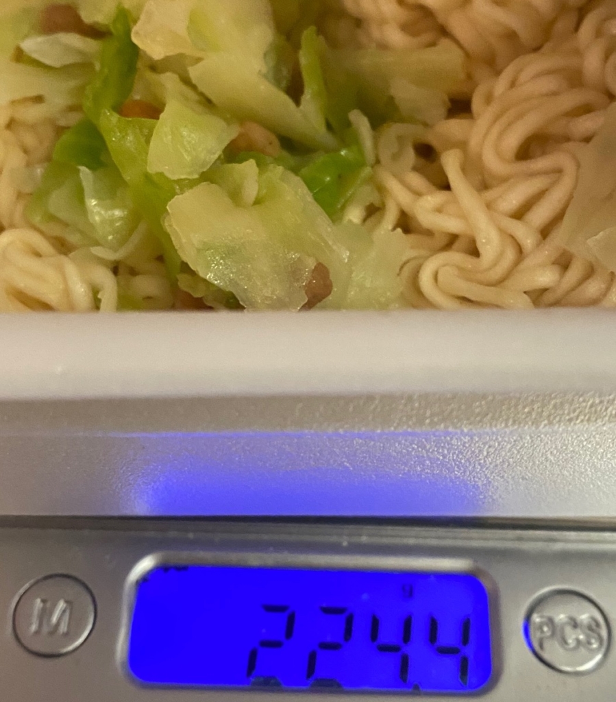 ペヤング焼そば獄辛のお湯を切った後