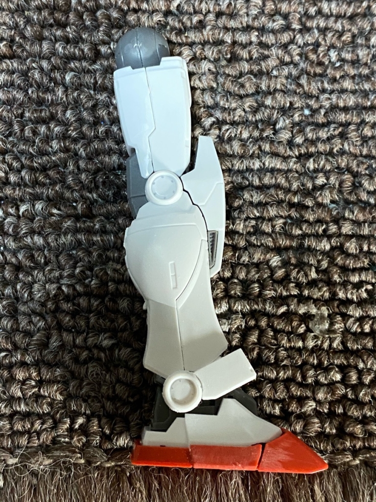 機動戦士ガンダムジ・オリジンHG026番「ガンダム」の足の可動域(まっすぐ)