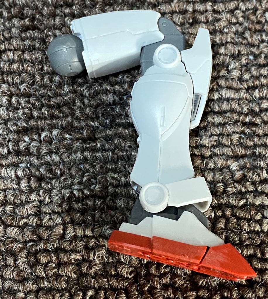 機動戦士ガンダムジ・オリジンHG026番「ガンダム」の足の可動域(ももだけ曲げた)