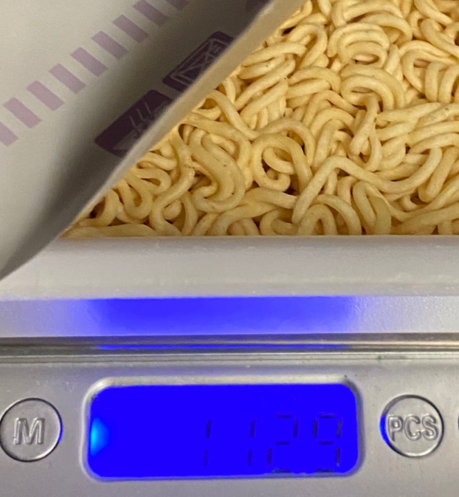 ペヤングやきそばもち麦MAXのお湯を入れる前