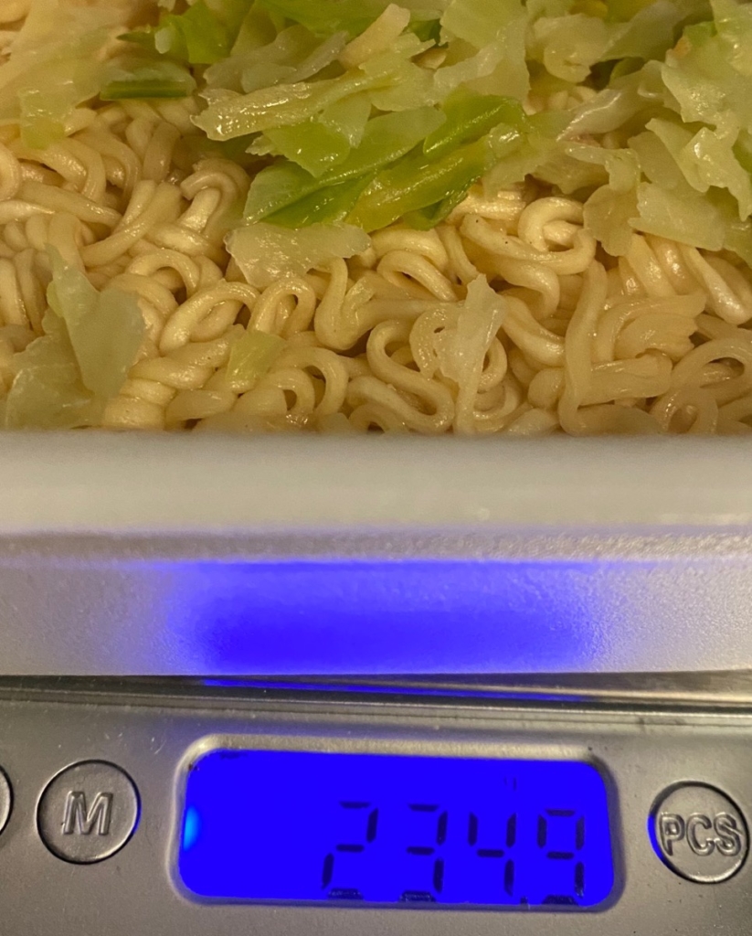 ペヤングやきそばもち麦MAXの湯切り後の麺