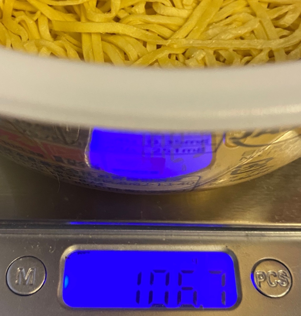 2020年3月にリニューアルしたマルちゃん正麺汁なし担々麵のお湯を入れる前の重量