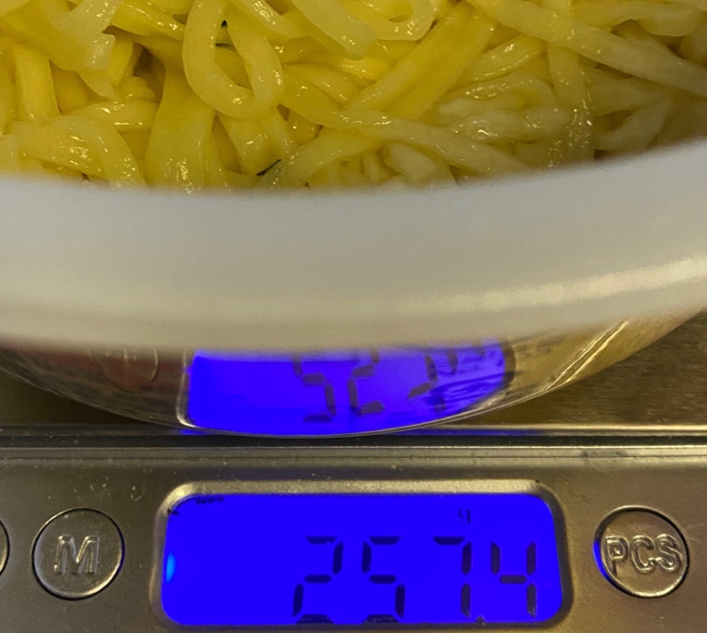2020年3月にリニューアルしたマルちゃん正麺汁なし担々麵の湯切り後の重量