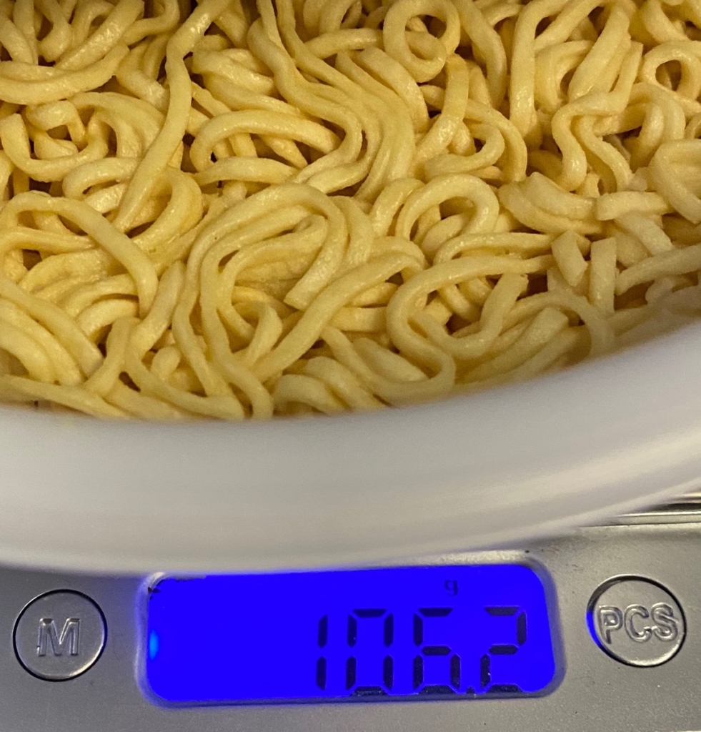 2020年3月にリニューアルした日清焼そばUFO濃い濃いラー油マヨのお湯を入れる前の重量