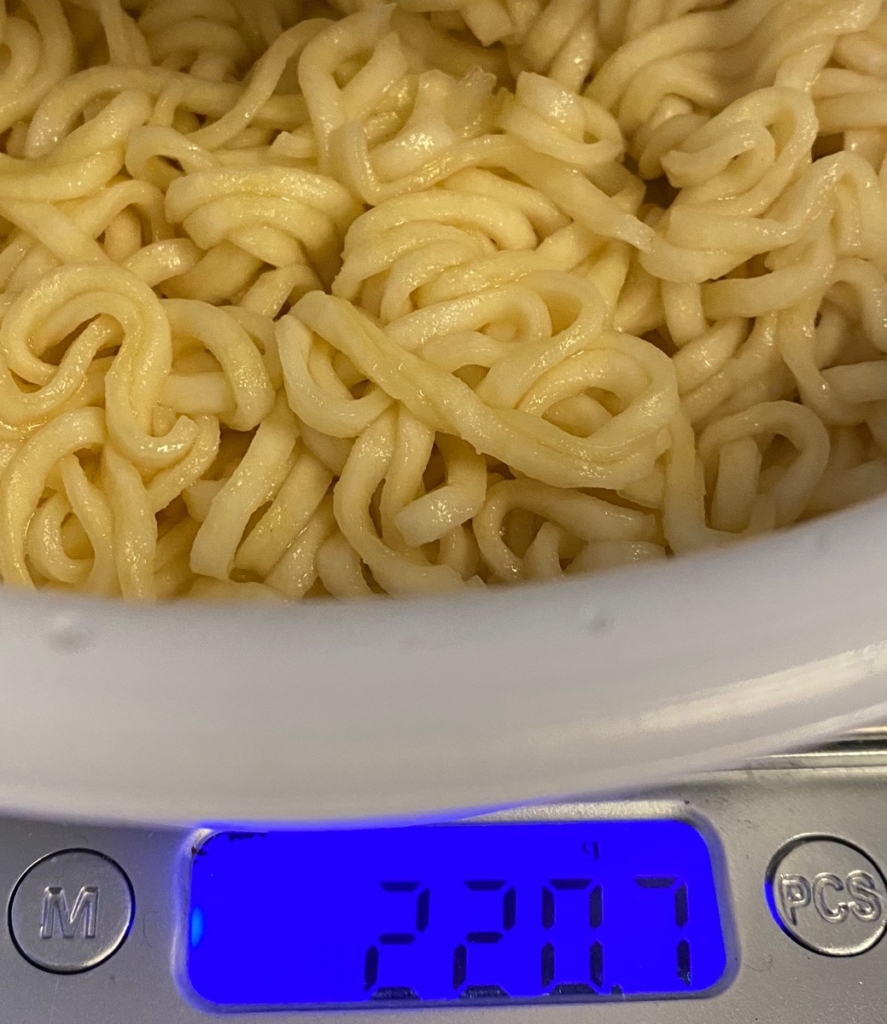 2020年3月にリニューアルした日清焼そばUFO濃い濃いラー油マヨの湯切り後の重量