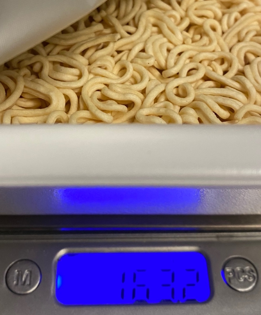 2020年3月にリニューアルしたマルちゃんごつ盛りソース焼そばのお湯を入れる前の重量