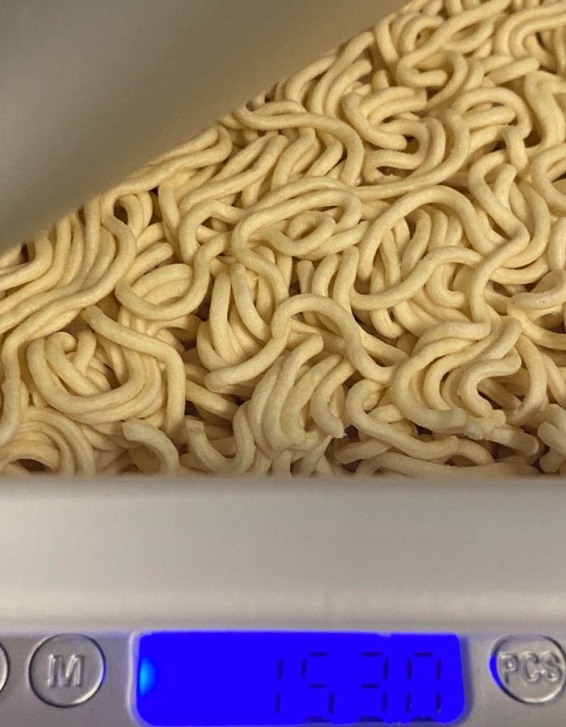 マルちゃんごつ盛り塩焼そばの湯切り前の重量