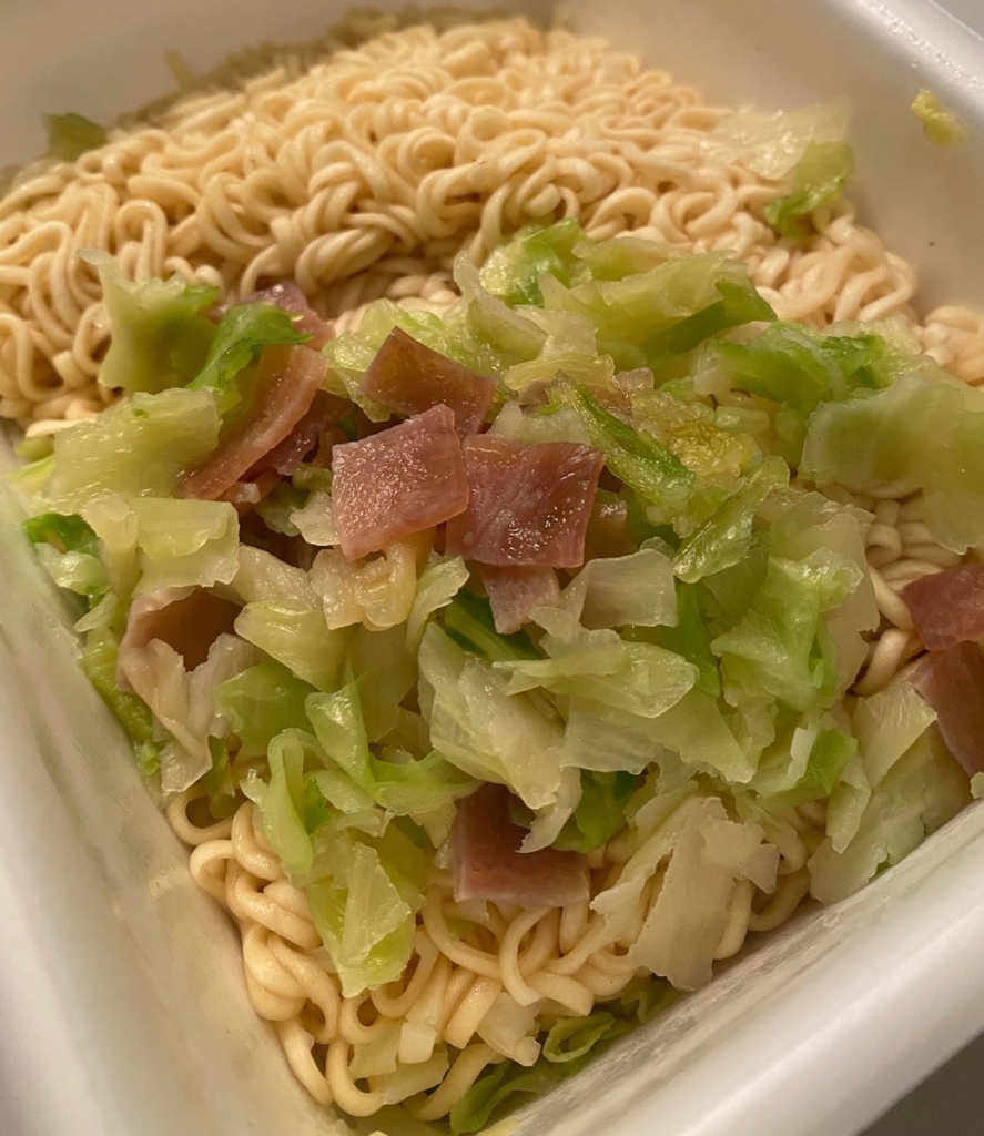 ペヤング焼そば具材MAXの湯切り後