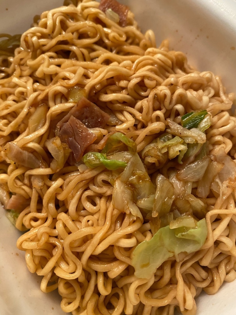 ペヤング焼そば具材MAXのソースを混ぜた