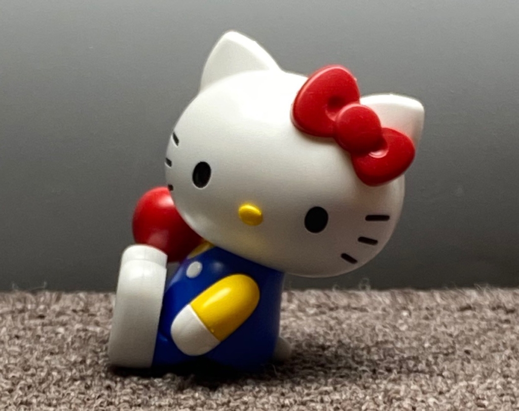 プラモのキティちゃんがリンゴをもって座っている