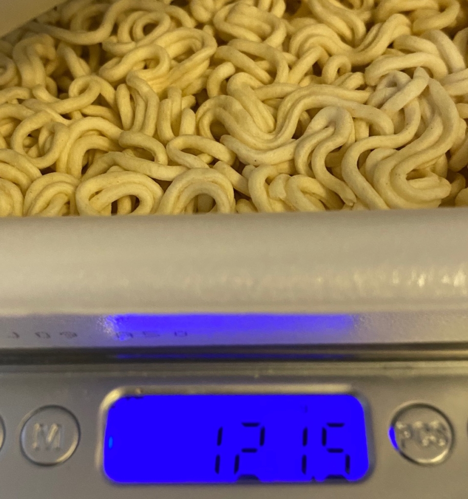 マルちゃん北海道限定やきそば弁当のお湯を入れる前の重量