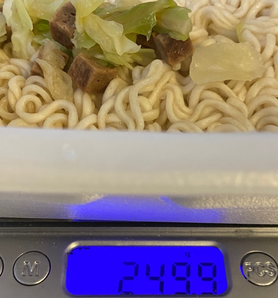 マルちゃん北海道限定やきそば弁当の湯切り後の重量