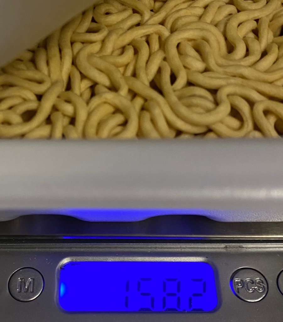 エースコック太麺辛だれ油そばのお湯を入れる前の重量