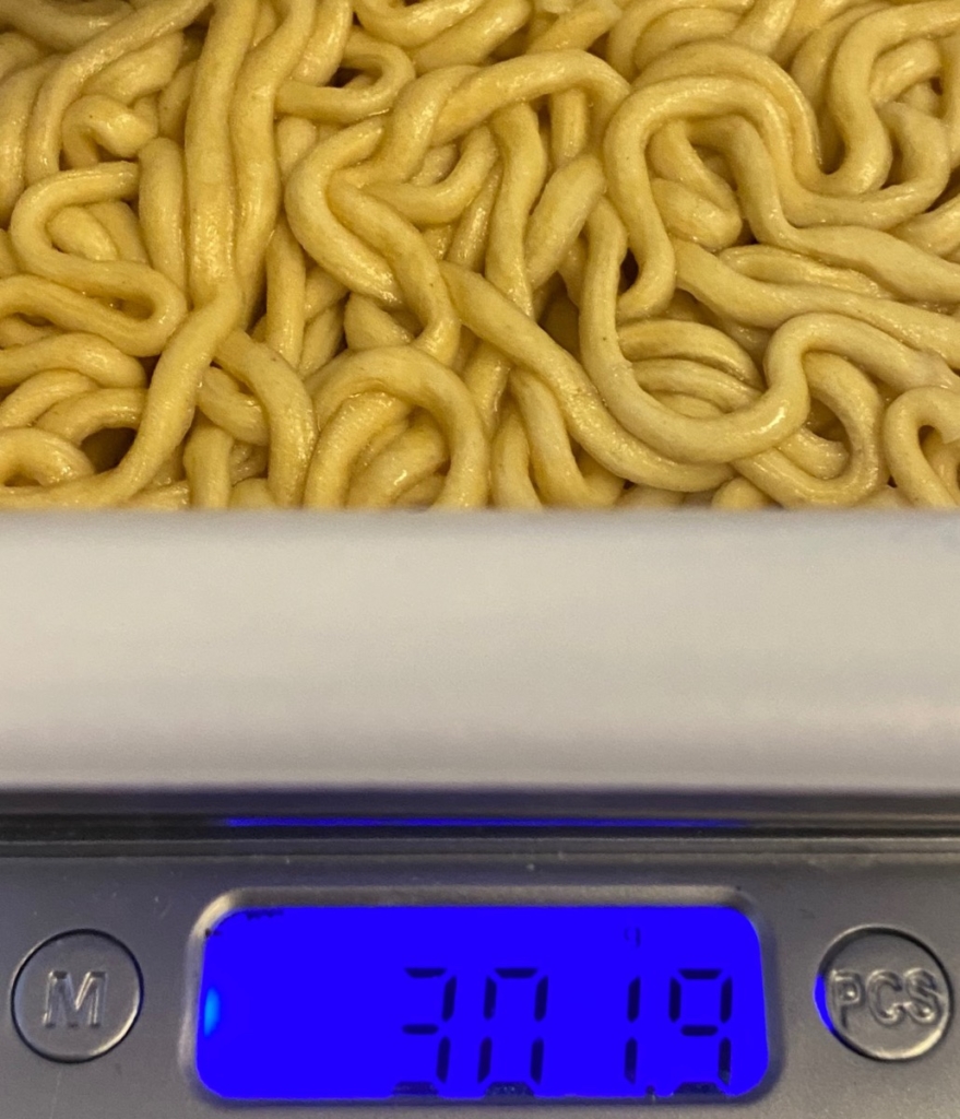 エースコック太麺辛だれ油そばの湯切り後の重量