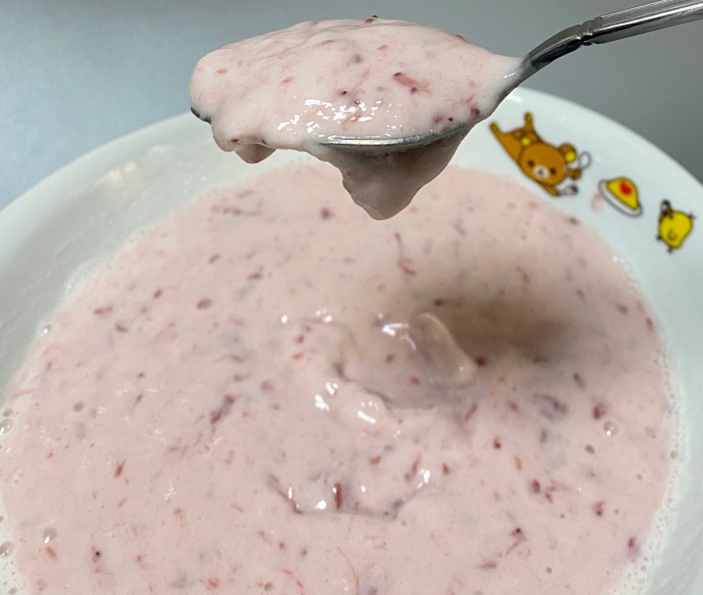 炭酸牛乳で作ったフルーチェをスプーンですくってみた