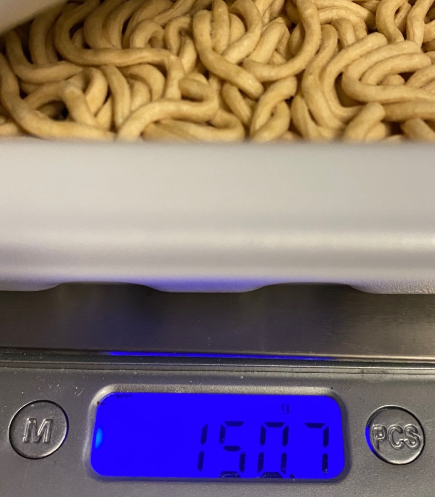 エースコックスーパーカップ大盛MAX濃い旨スパイシー焼そばのお湯を入れる前の重量