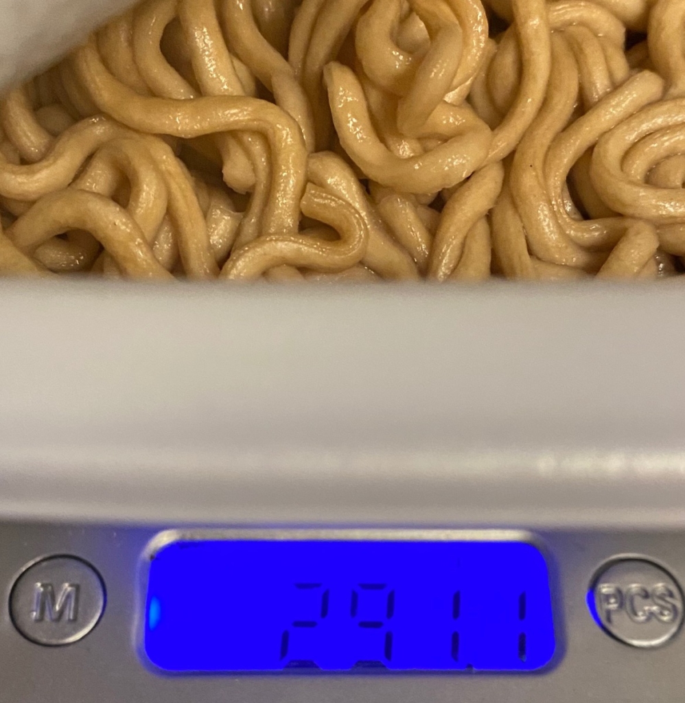 エースコックスーパーカップ大盛MAX濃い旨スパイシー焼そばの湯切り後の重量