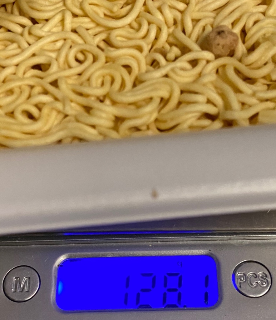 世界の山ちゃん幻の手羽先風味焼そばの麺と容器の重量