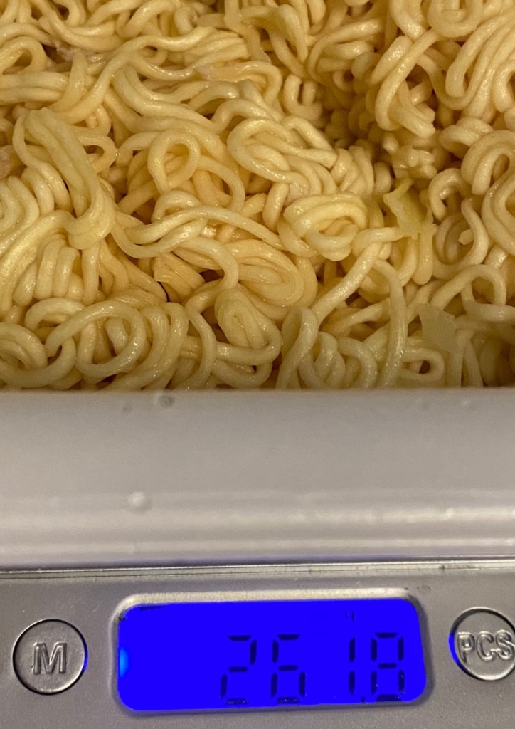 世界の山ちゃん幻の手羽先風味焼そばの湯切り後の麺の重量