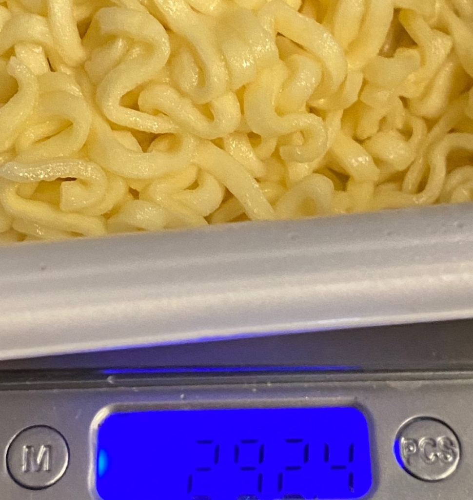 明星ぶぶか油そば2019年リニューアルバージョンの湯切り後の重量