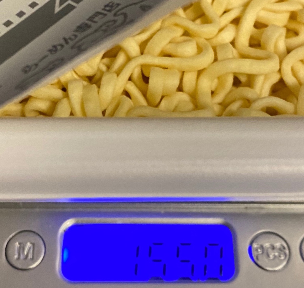 2020年3月にリニューアルした明星ラーメン専門店ぶぶか油そばのお湯を入れる前の重量