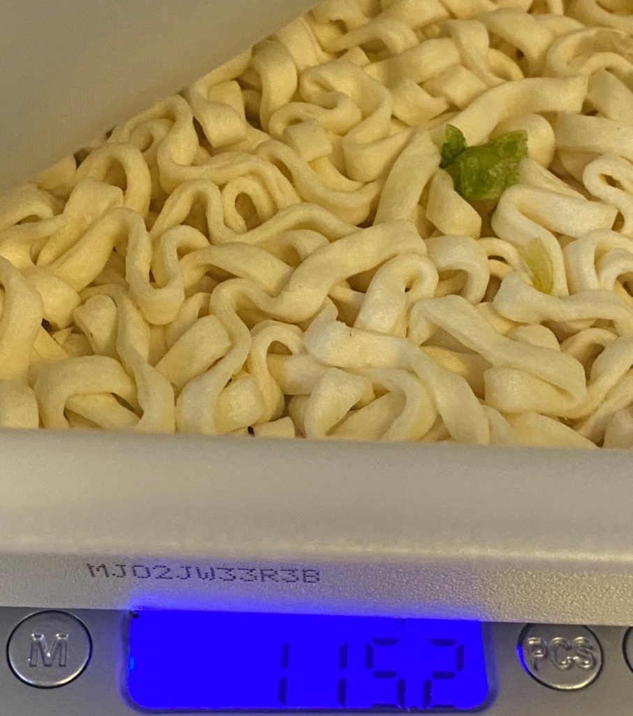 明星と丸美屋がコラボして誕生したのりたま焼うどんだし醤油味のお湯を入れる前の重量