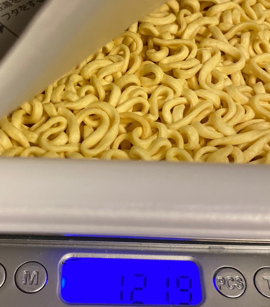 桃屋の辛そうで辛くない少し辛いラー油で仕上げた油そばのお湯を入れる前の重量