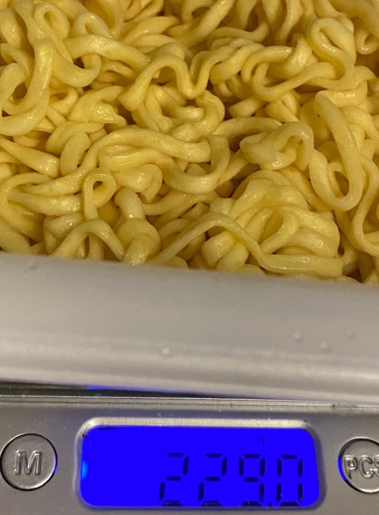 桃屋の辛そうで辛くない少し辛いラー油で仕上げた油そばの湯切り後の重量