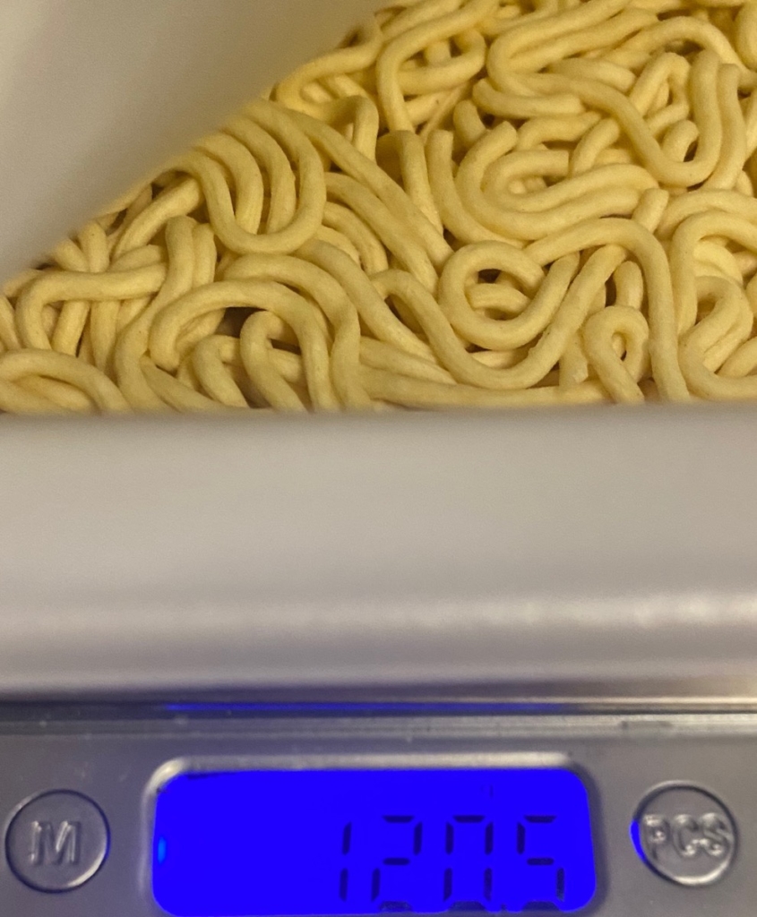 カレーハウスcoco壱番屋監修カレー焼そばのお湯を入れる前の重量