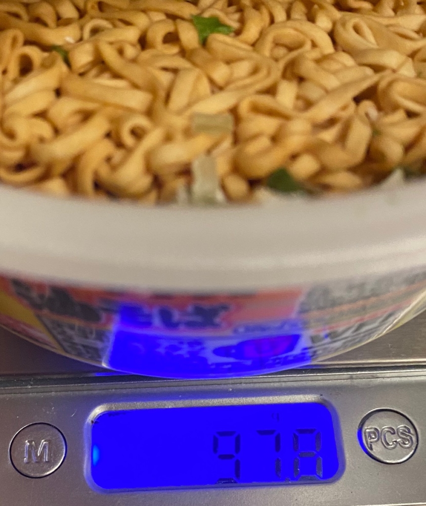 2020年に追い掛けパックで追加でパワーアップしたチキンラーメンの油そばお湯を入れる前の重量