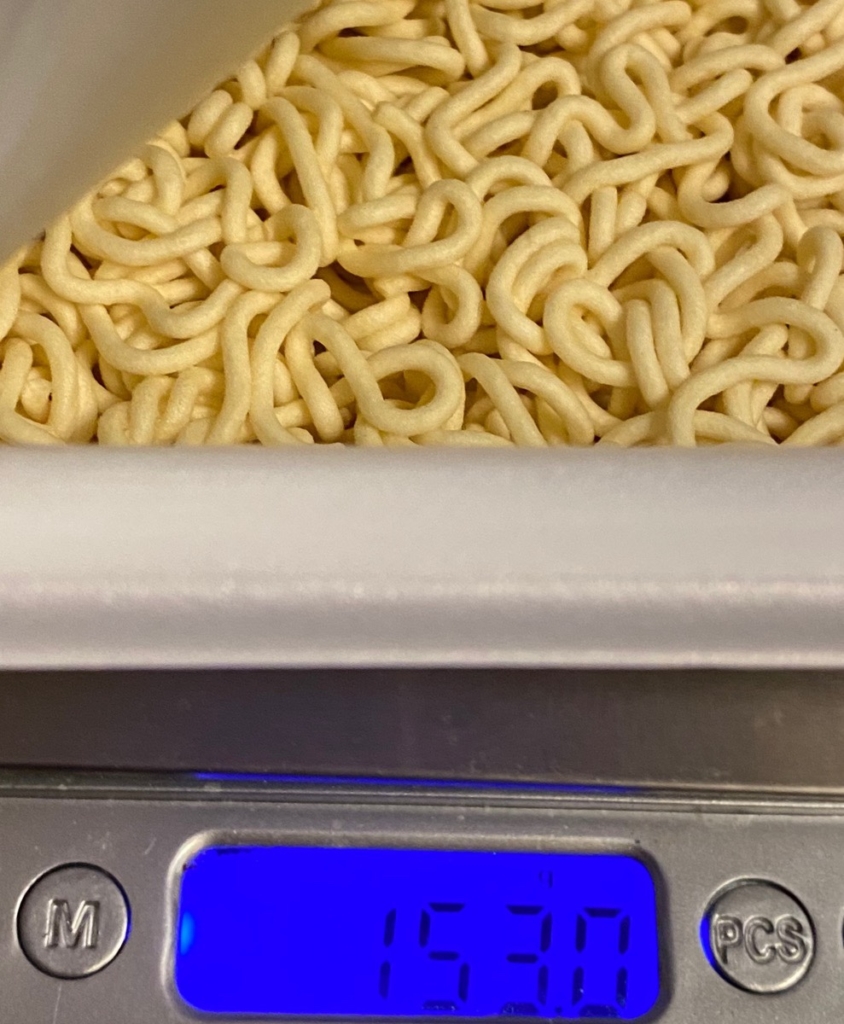 博多だるま監修背脂とんこつ焼ラーメンのお湯を入れる前の重量