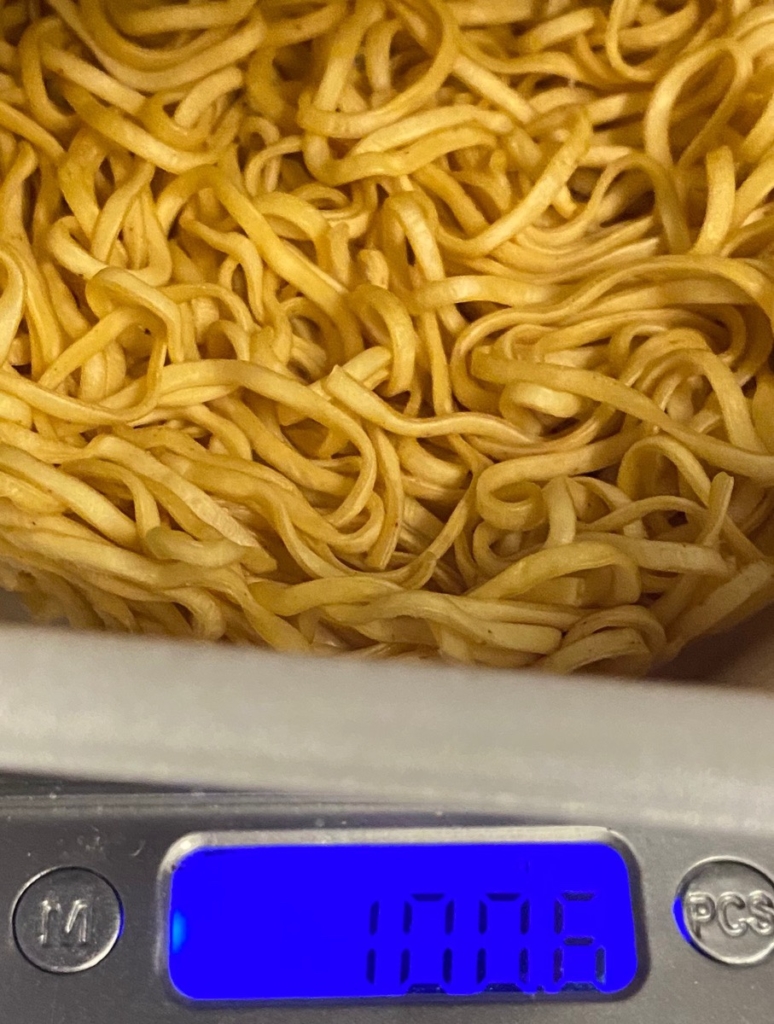 2019年にリニューアルされた日清ラ王汁なし担々麵のお湯を入れる前の重量