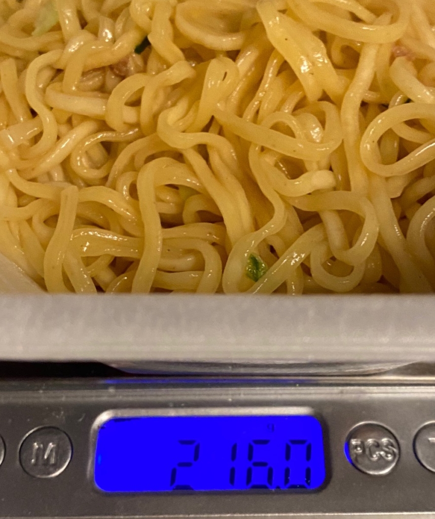 2019年にリニューアルされた日清ラ王汁なし担々麵の湯切り後の重量