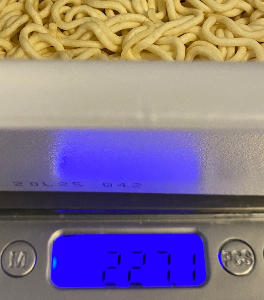 2020年4月発売ごつ盛り10周年限定商品ごつ盛り盛りの乾麺の重量