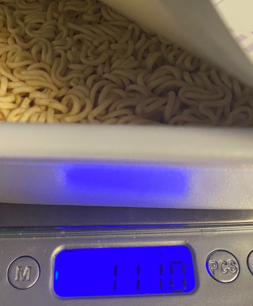 ペヤング焼そばもち麦MAXのお湯を入れる前の重量