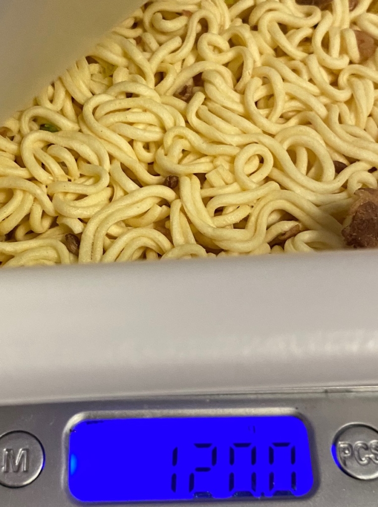 瀬戸内産レモンを使ったサッポロ一番塩カルビ味焼そばのお湯を入れる前の重量