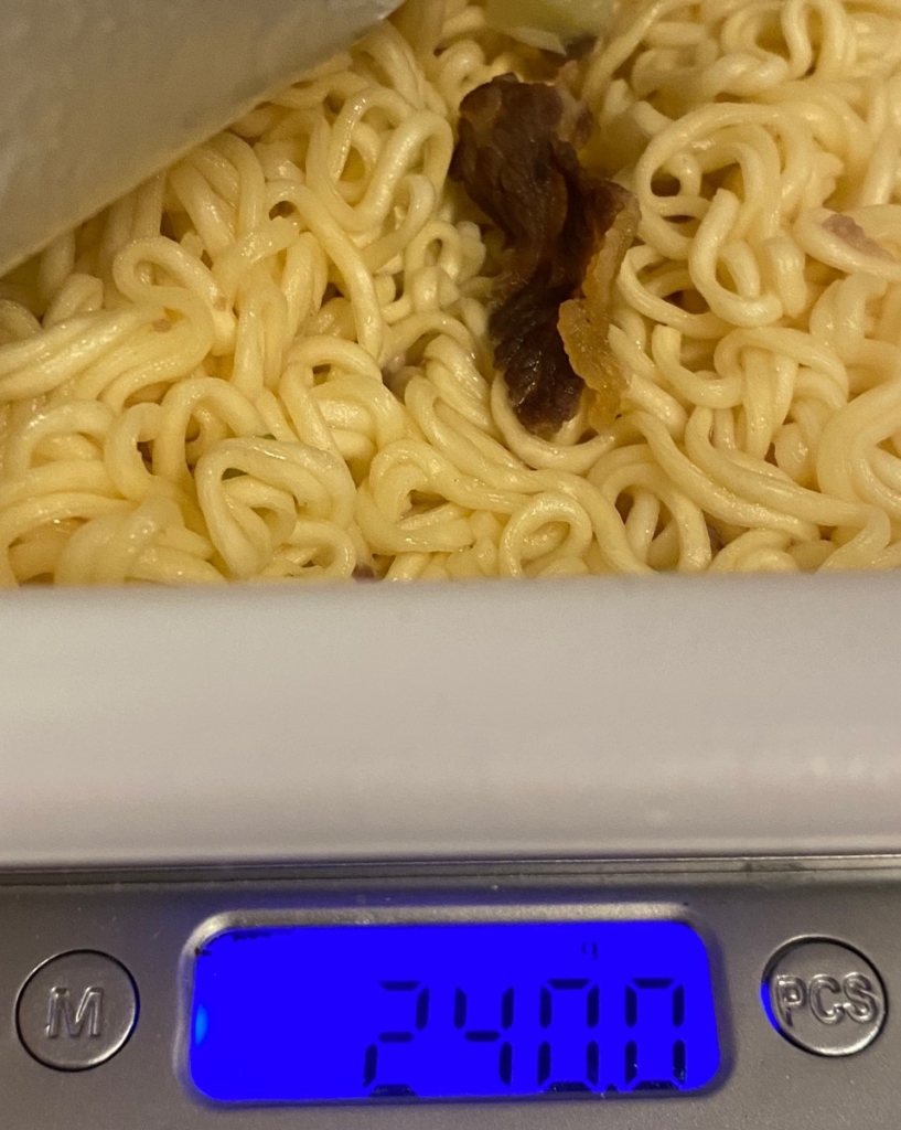 瀬戸内産レモンを使ったサッポロ一番塩カルビ味焼そばの湯切り後の重量