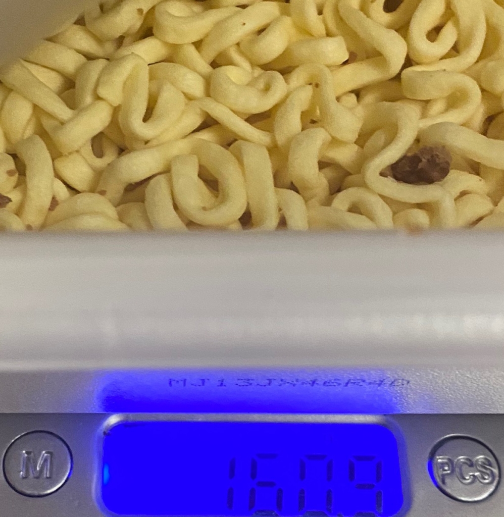 蝋燭屋監修のシビレ麻婆まぜそばの湯切り前の重量