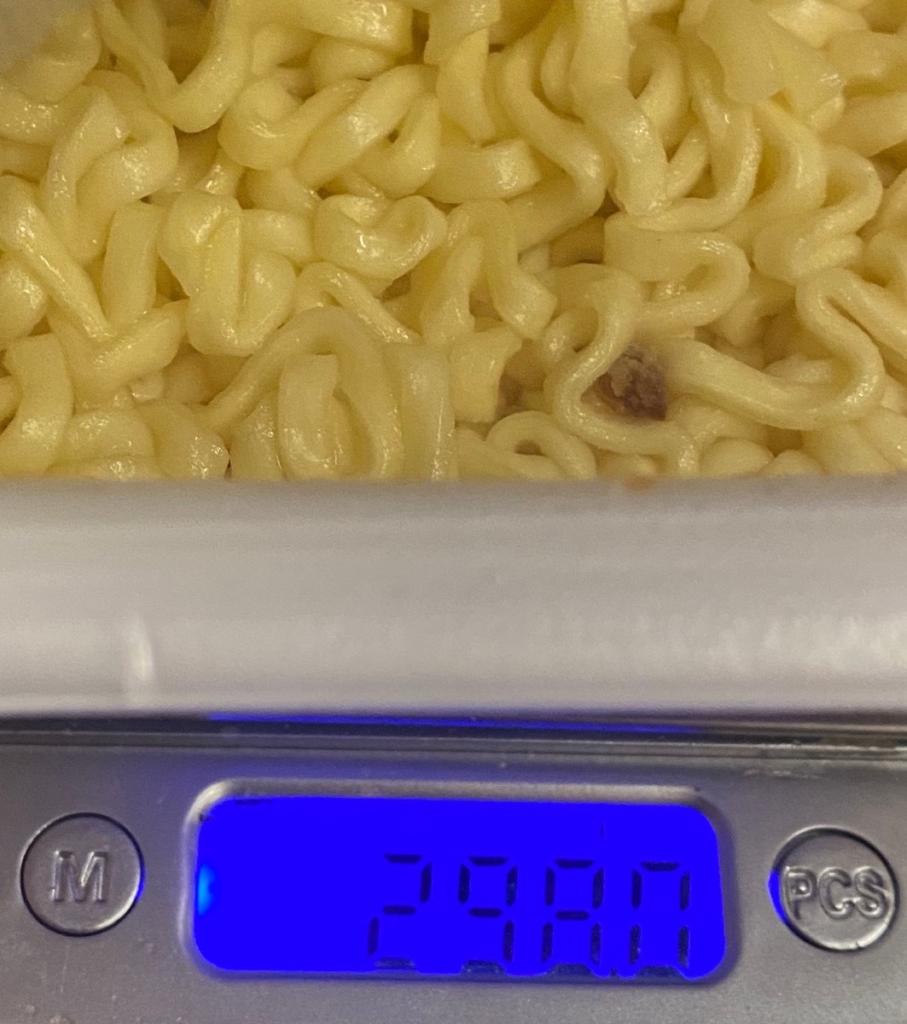 蝋燭屋監修のシビレ麻婆まぜそばの湯切り後の重量