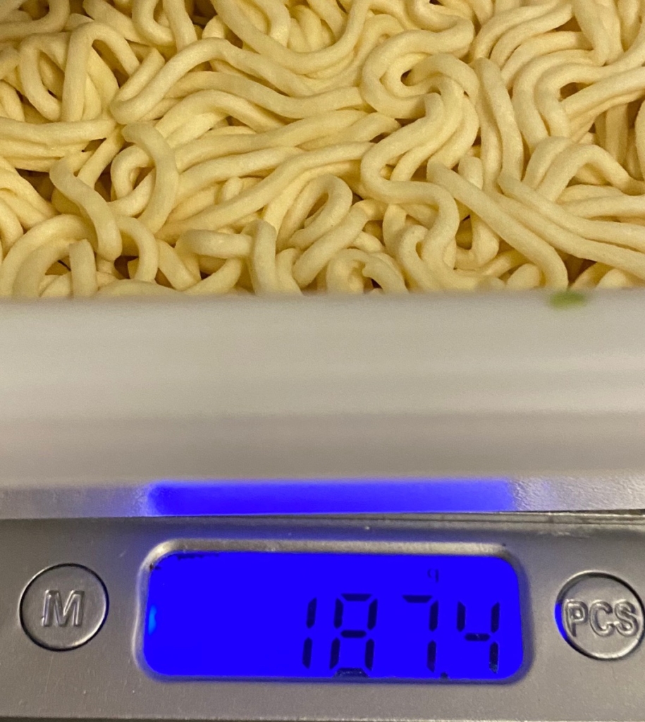 日清デカうま油そばのお湯を入れる前の重量