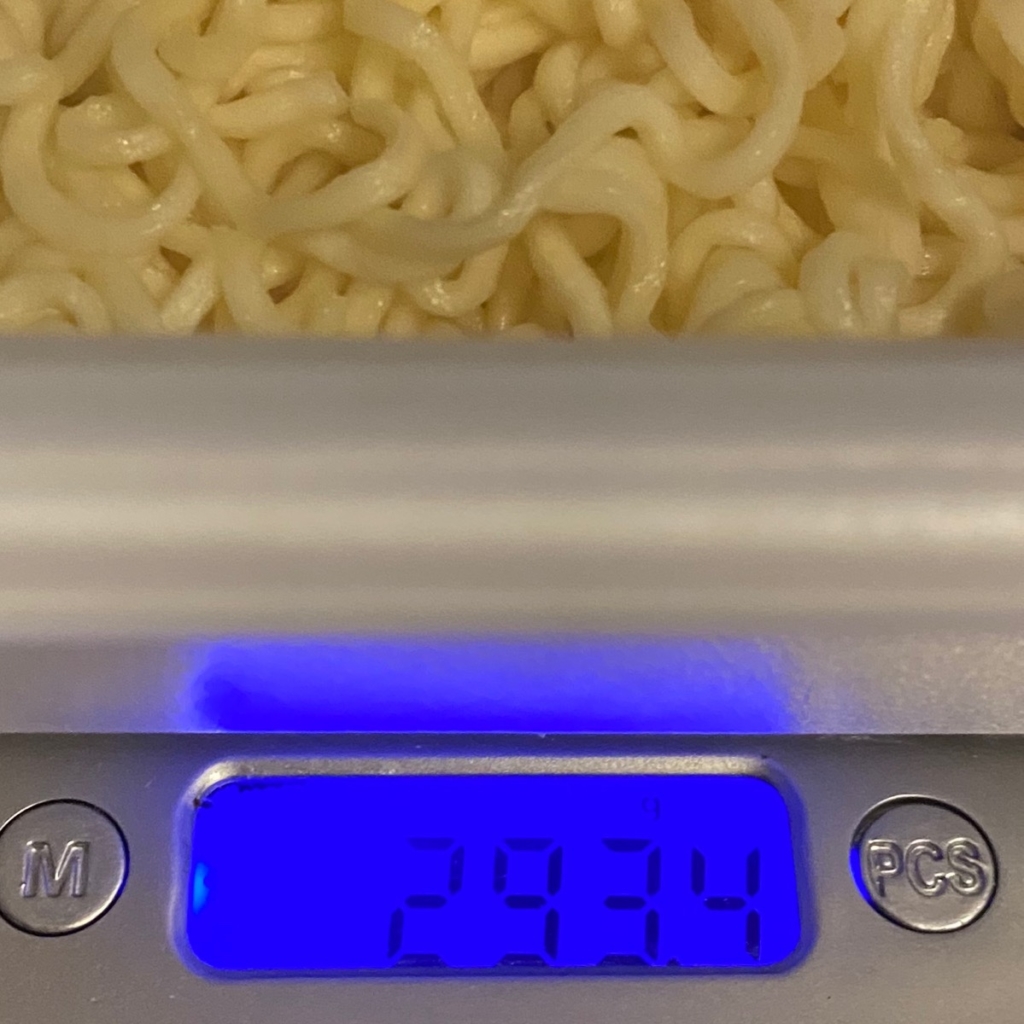 日清デカうま油そばの湯切り後の重量