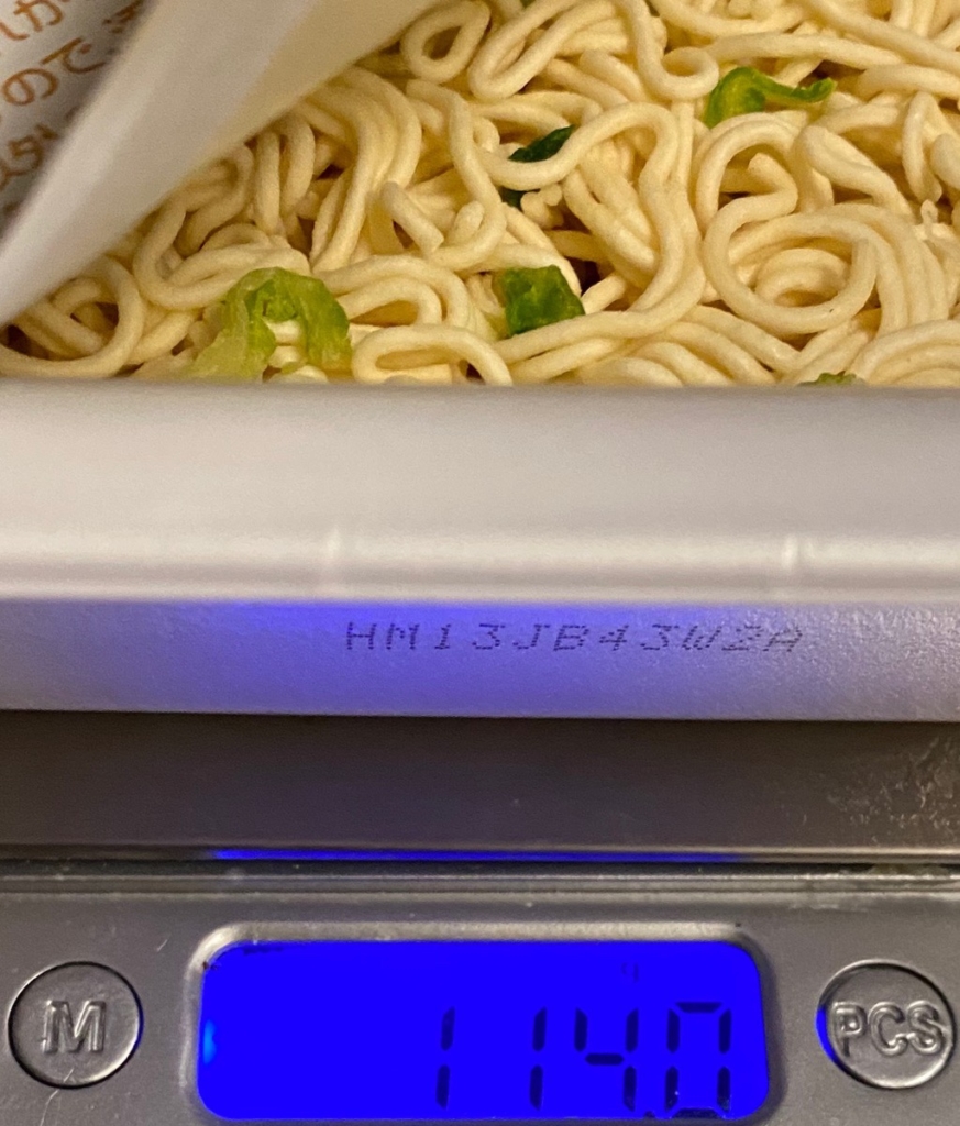 粉ソースのソース焼そば日清ソース焼そばからしマヨネーズ付きのお湯を入れる前の重量