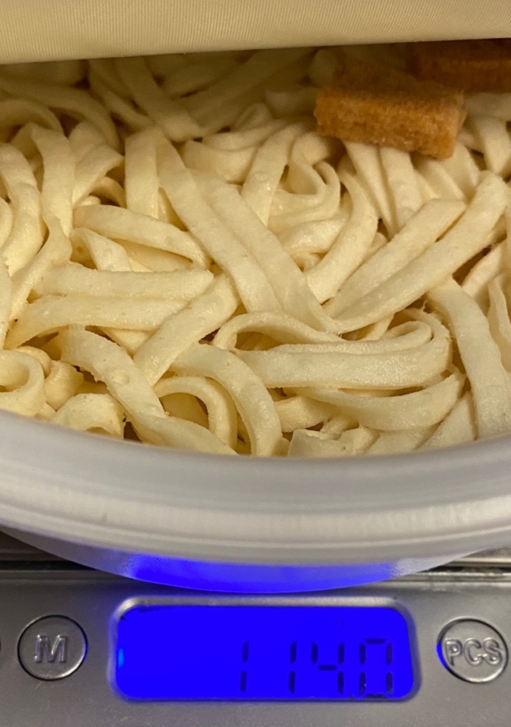 マヨネーズがついたカップ焼うどん日清どん兵衛だし醤油きつね焼うどんのお湯を切る前の重量