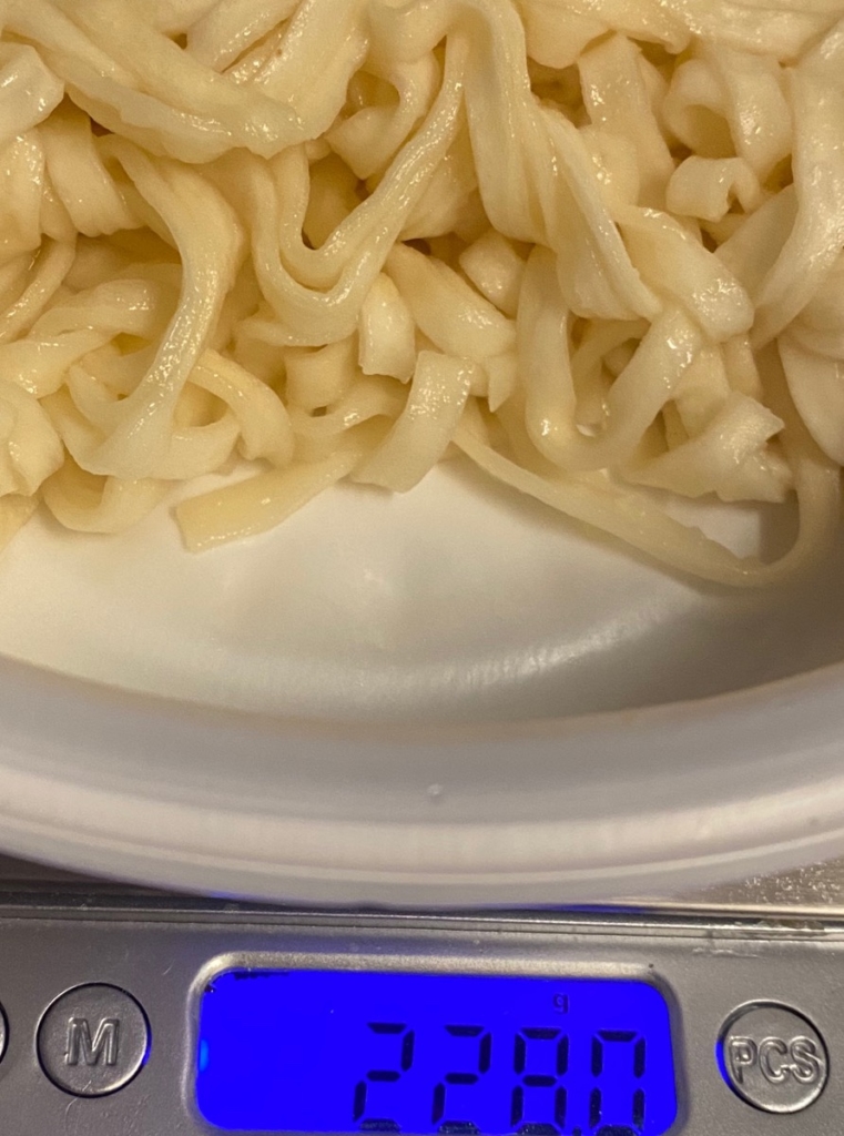 マヨネーズがついたカップ焼うどん日清どん兵衛だし醤油きつね焼うどんの湯切り後の重量