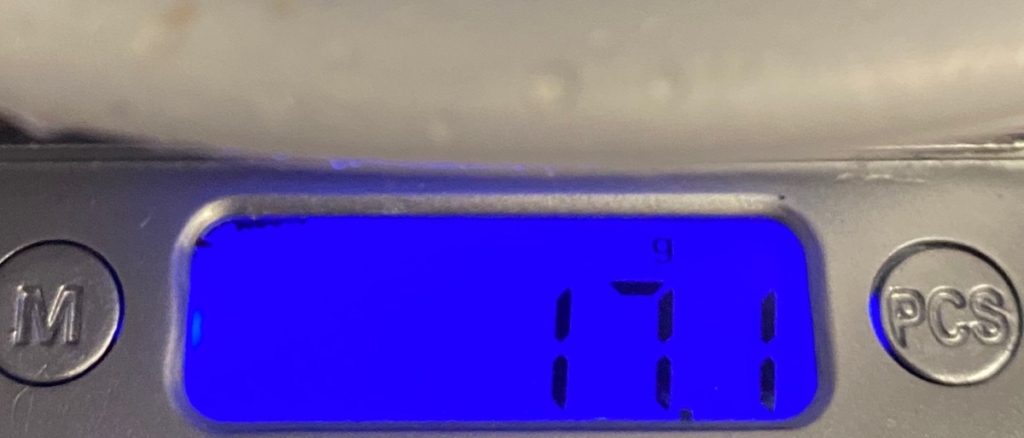 マヨネーズがついたカップ焼うどん日清どん兵衛だし醤油きつね焼うどんのカップの重量