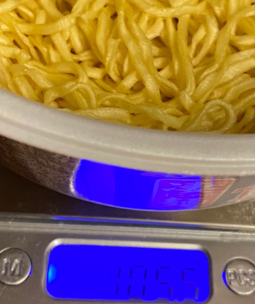 2020年にリニューアルしたニュータッチ凄麺THE・まぜそばのお湯を入れる前の重量